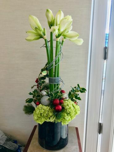 Christmas-Inspired Storefront Arrangement